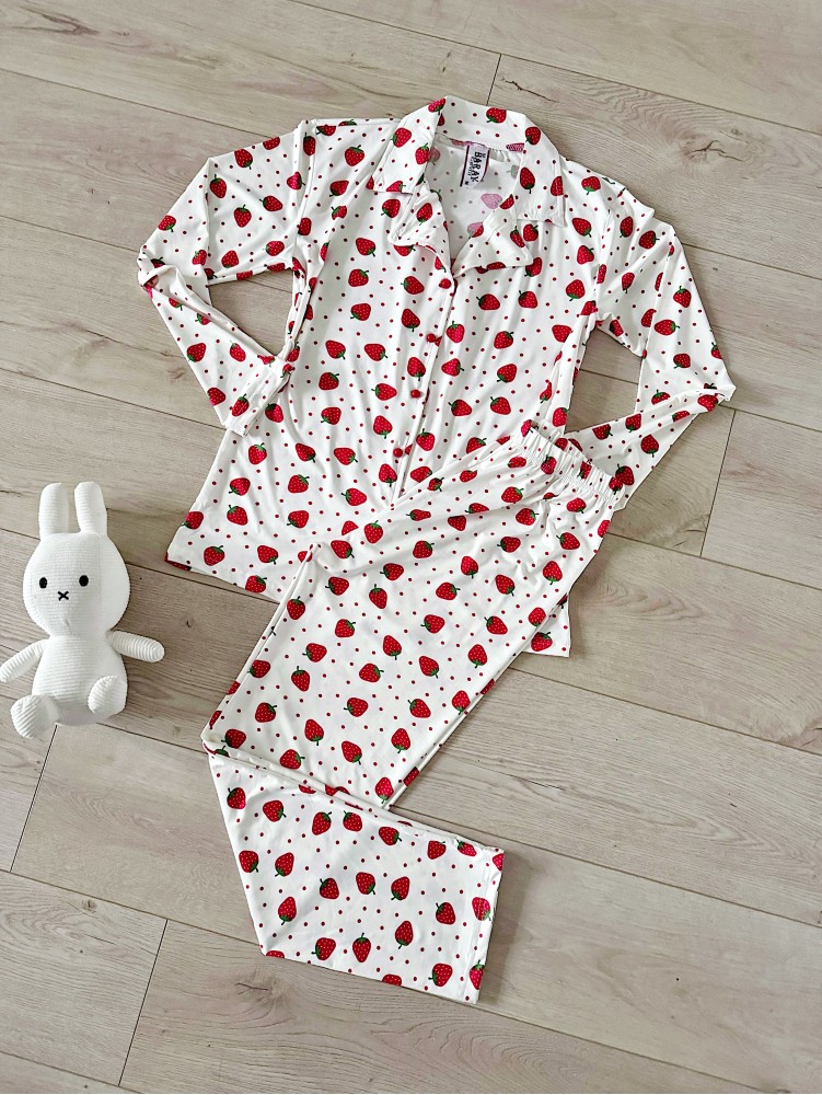 Pijama dama ieftina din bumbac, cu pantaloni lungi si bluza alba cu imprimeu cu capsuni