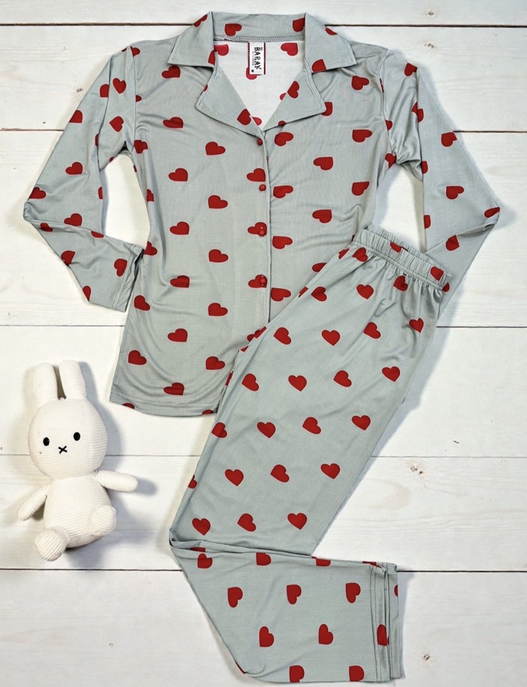 Pijama dama ieftina bumbac si lycra lunga cu bluza gri si pantaloni lungi gri cu imprimeu inimioare rosii