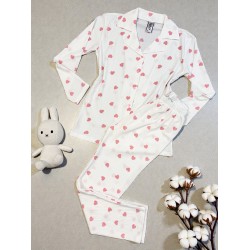 Pijama dama ieftina alba din bumbac, cu pantaloni lungi si bluza cu imprimeu inimioare roz