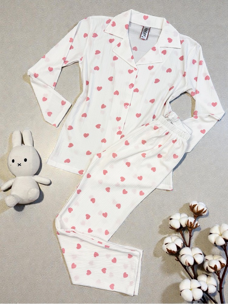 Pijama dama ieftina alba din bumbac, cu pantaloni lungi si bluza cu imprimeu inimioare roz