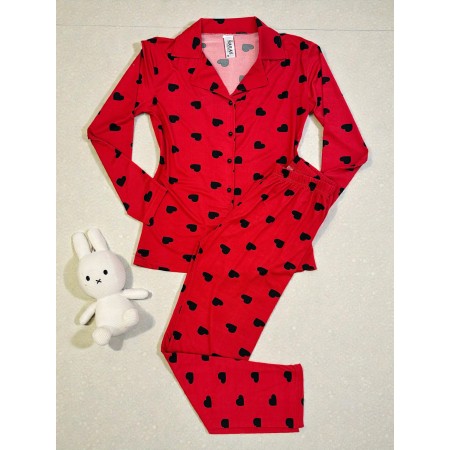 Pijama dama ieftina bumbac si lycra lunga cu bluza rosie si pantaloni lungi cu imprimeu inimioare negre