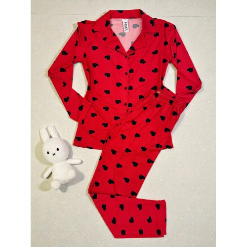 Pijama dama ieftina bumbac si lycra lunga cu bluza rosie si pantaloni lungi cu imprimeu inimioare negre