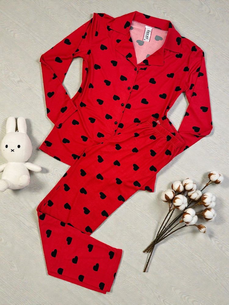 Pijama dama ieftina bumbac si lycra lunga cu bluza rosie si pantaloni lungi cu imprimeu inimioare negre