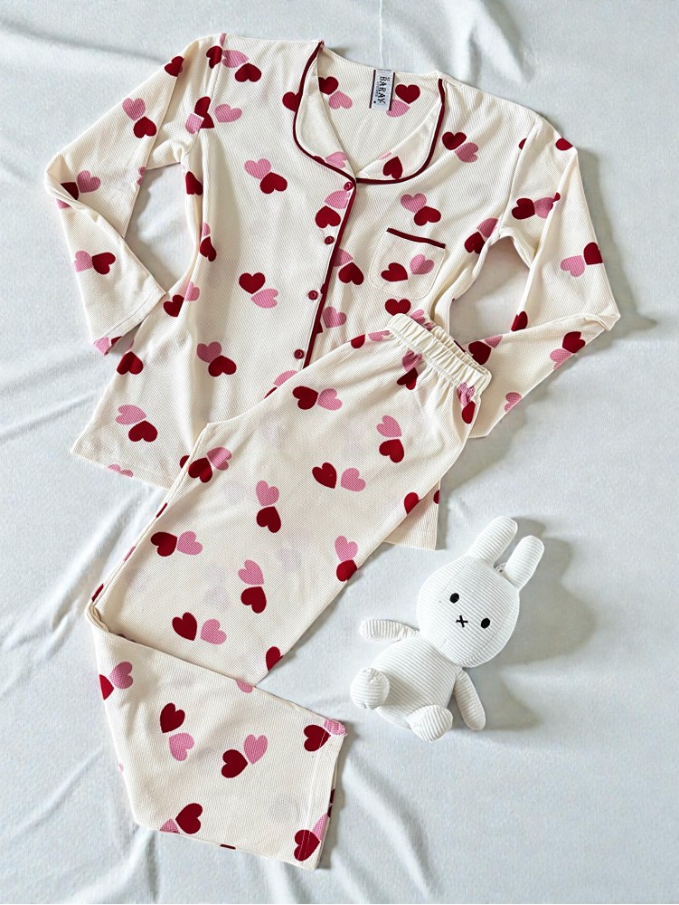 Pijama dama ieftina bumbac pufos lunga cu bluza ivoire si pantaloni lungi ivoire cu imprimeu inimioare rosii