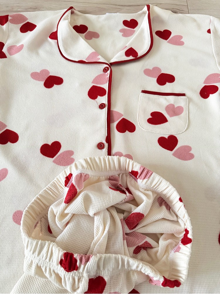 Pijama dama ieftina bumbac pufos lunga cu bluza ivoire si pantaloni lungi ivoire cu imprimeu inimioare rosii
