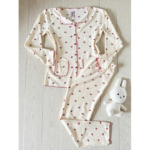 Pijama dama ieftina bumbac pufoasa lunga cu bluza ivoire si pantaloni lungi cu imprimeu cirese