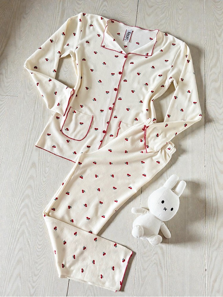 Pijama dama ieftina bumbac pufoasa lunga cu bluza ivoire si pantaloni lungi cu imprimeu cirese