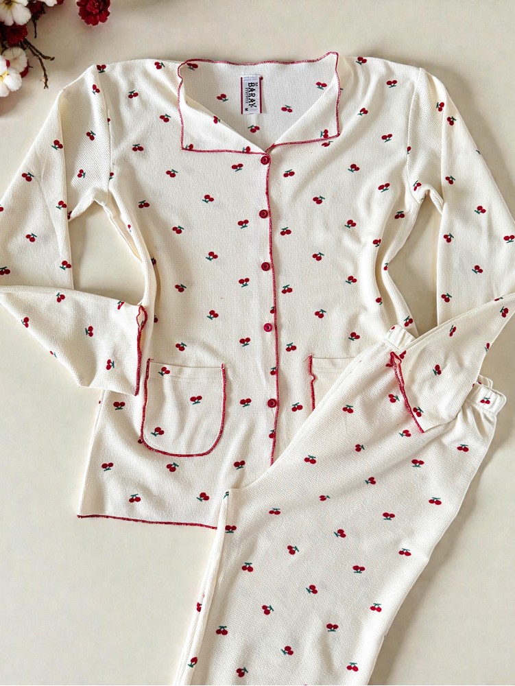Pijama dama ieftina bumbac pufoasa lunga cu bluza ivoire si pantaloni lungi cu imprimeu cirese