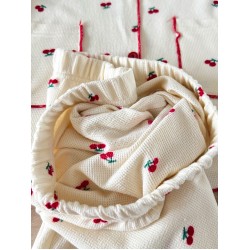 Pijama dama ieftina bumbac pufoasa lunga cu bluza ivoire si pantaloni lungi cu imprimeu cirese