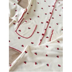 Pijama dama ieftina bumbac pufoasa lunga cu bluza ivoire si pantaloni lungi cu imprimeu cirese