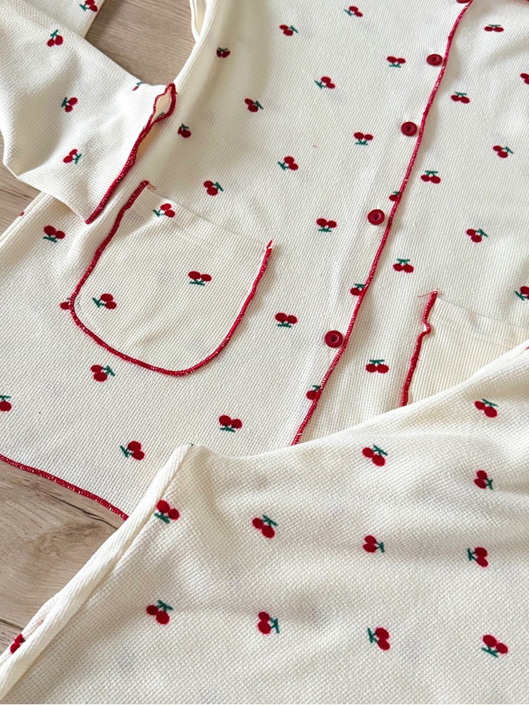 Pijama dama ieftina bumbac pufoasa lunga cu bluza ivoire si pantaloni lungi cu imprimeu cirese