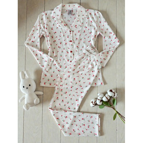 Pijama dama ieftina bumbac lunga cu pantaloni lungi albi si bluza alba cu imprimeu trandafiri