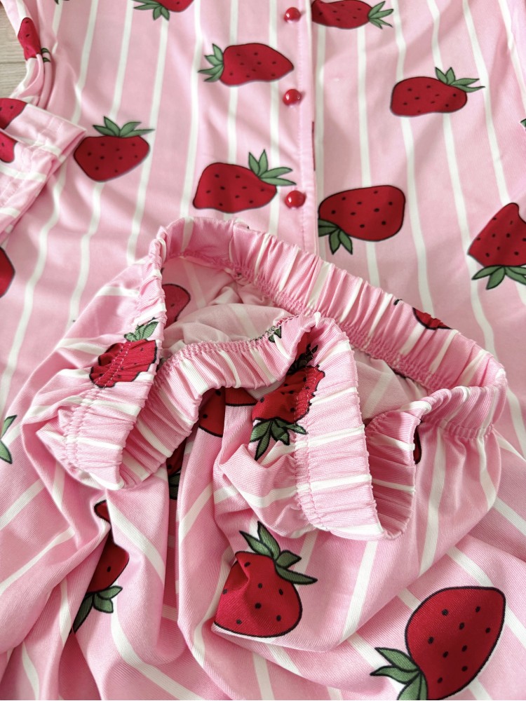 Pijama dama ieftina din bumbac fin, mai larguta - lejera cu pantaloni lungi si bluza lunga cu imprimeu Capsuni dungi roz