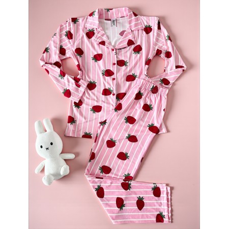 Pijama dama ieftina din bumbac fin, mai larguta - lejera cu pantaloni lungi si bluza lunga cu imprimeu Capsuni dungi roz