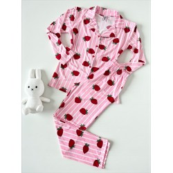 Pijama dama ieftina din bumbac fin, mai larguta - lejera cu pantaloni lungi si bluza lunga cu imprimeu Capsuni dungi roz