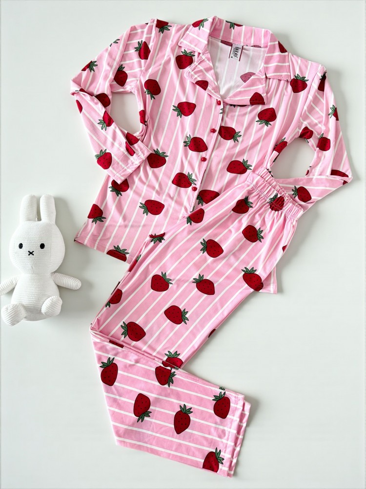 Pijama dama ieftina din bumbac fin, mai larguta - lejera cu pantaloni lungi si bluza lunga cu imprimeu Capsuni dungi roz