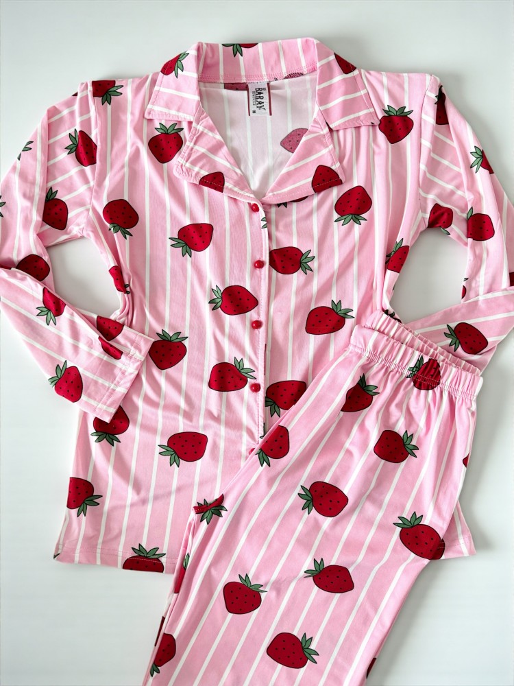 Pijama dama ieftina din bumbac fin, mai larguta - lejera cu pantaloni lungi si bluza lunga cu imprimeu Capsuni dungi roz