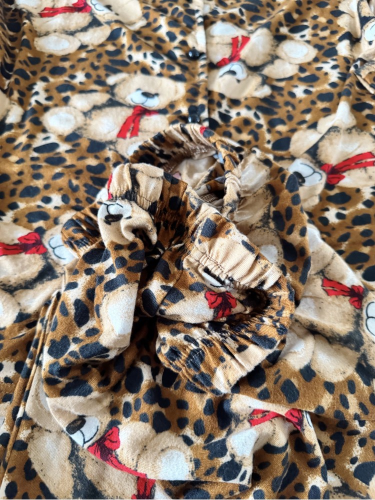 Pijama dama ieftina din bumbac fin, mai larguta - lejera cu pantaloni lungi si bluza lunga cu imprimeu Bears maro