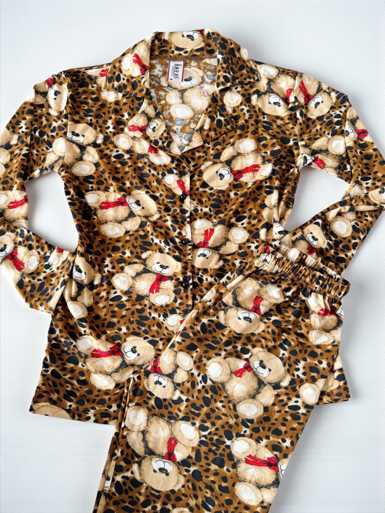 Pijama dama ieftina din bumbac fin, mai larguta - lejera cu pantaloni lungi si bluza lunga cu imprimeu Bears maro