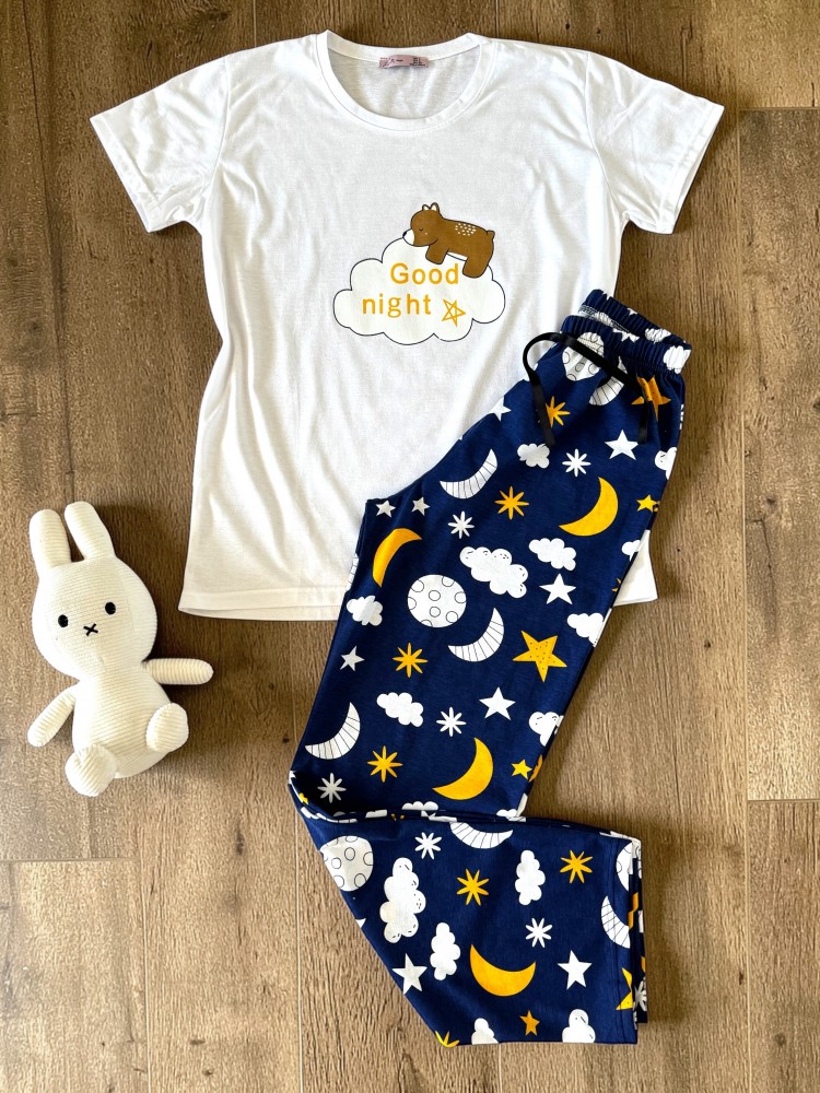 Pijama dama din bumbac cu pantaloni lungi bleumarin si tricou alb cu imprimeu GOOD NIGHT ursulet Pijama dama din bumbac cu pantaloni lungi bleumarin si tricou alb cu imprimeu GOOD NIGHT ursulet