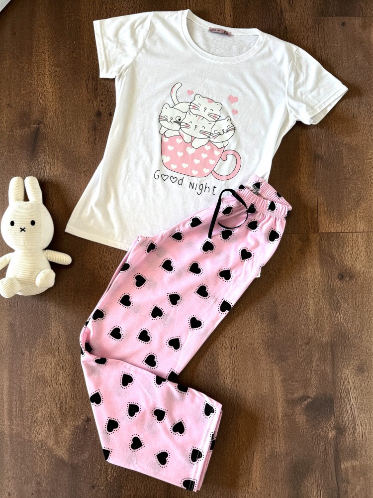 Pijama dama ieftina bumbac lunga cu pantaloni lungi roz cu inimioare si tricou alb cu imprimeu GOOD NIGHT pisicute adorabile