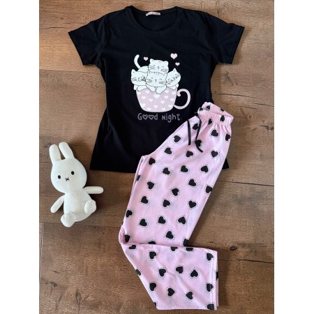 Pijama dama ieftina bumbac lunga cu pantaloni lungi roz cu inimioare si tricou negru cu imprimeu GOOD NIGHT pisicute adorabile