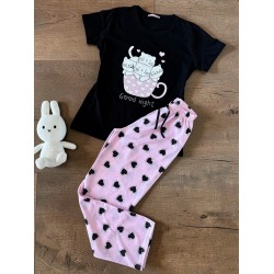 Pijama dama ieftina bumbac lunga cu pantaloni lungi roz cu inimioare si tricou negru cu imprimeu GOOD NIGHT pisicute adorabile