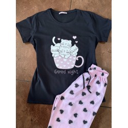 Pijama dama ieftina bumbac lunga cu pantaloni lungi roz cu inimioare si tricou negru cu imprimeu GOOD NIGHT pisicute adorabile