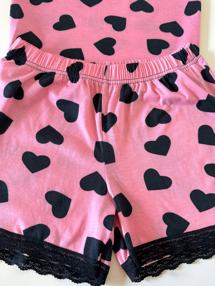 Pijama dama din bumbac roz super draguta cu maieu si pantaloni scurti cu dantela si imprimeu inimioare