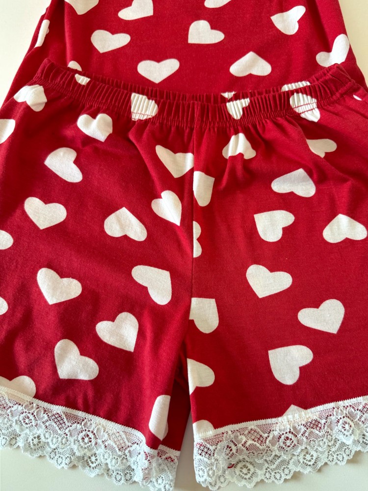 Pijama dama din bumbac rosie super draguta cu maieu si pantaloni scurti cu dantela si imprimeu inimioare