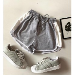 Pantaloni dama scurti sport gri cu dungi laterale albe