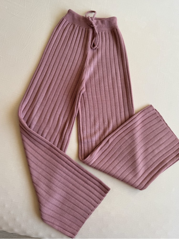 Pantaloni dama din tricot roz pudra cu snur in talie