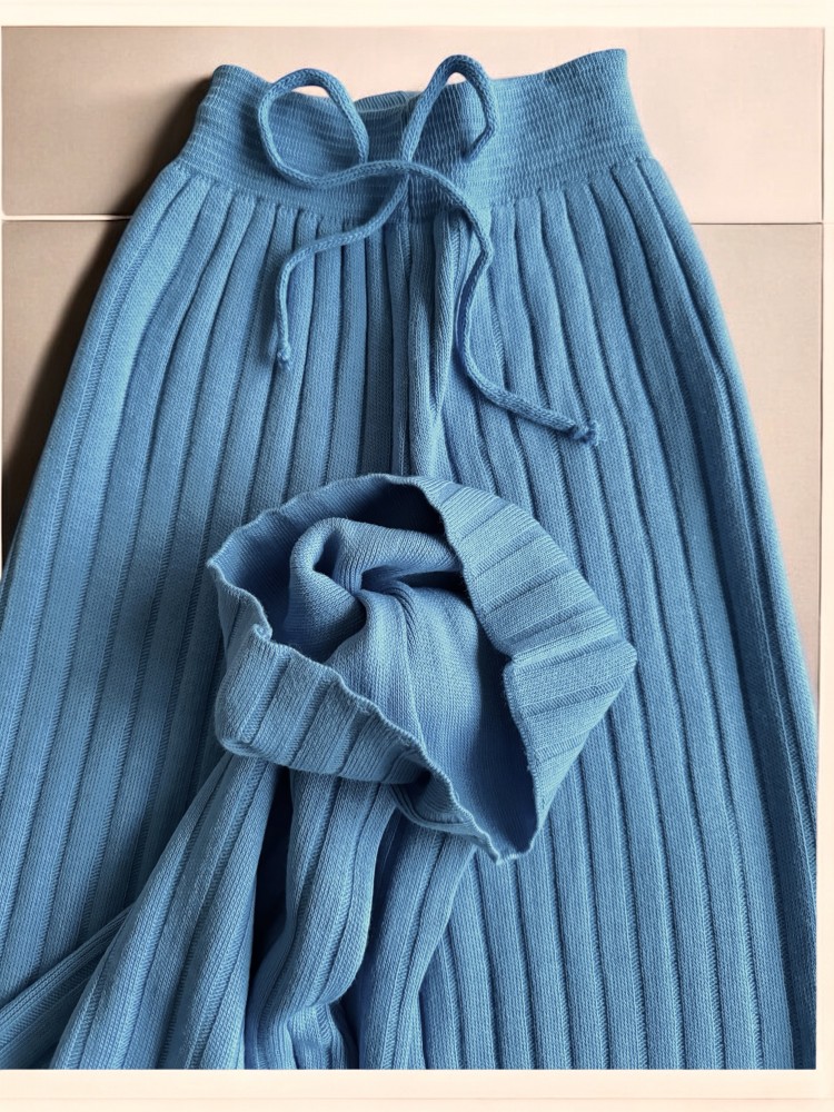 Pantaloni dama din tricot albastri cu snur in talie Pantaloni dama din tricot albastri cu snur in talie