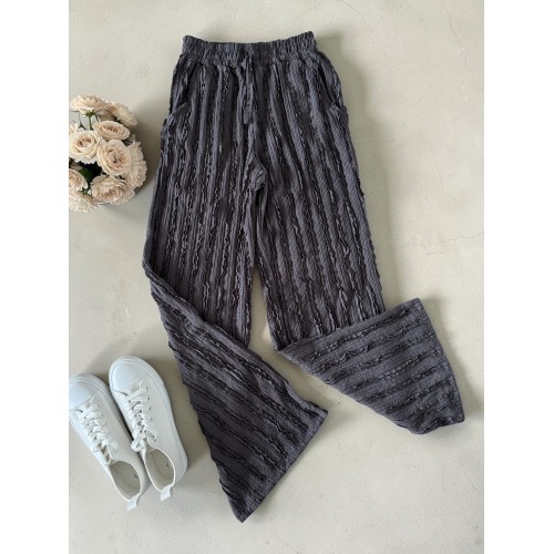 Pantaloni dama din bumbac gri inchis cu aspect creponat foarte versatili Pantaloni dama din bumbac gri inchis cu aspect creponat foarte versatili