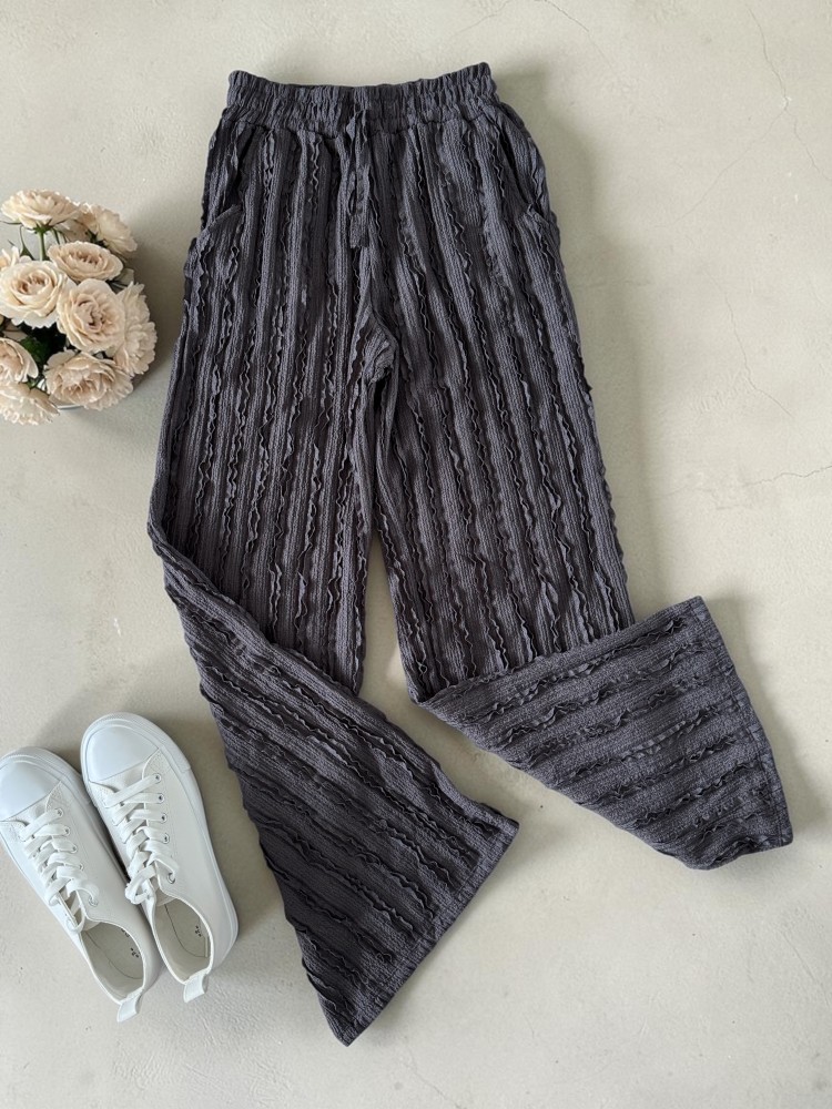 Pantaloni dama din bumbac gri inchis cu aspect creponat foarte versatili Pantaloni dama din bumbac gri inchis cu aspect creponat foarte versatili