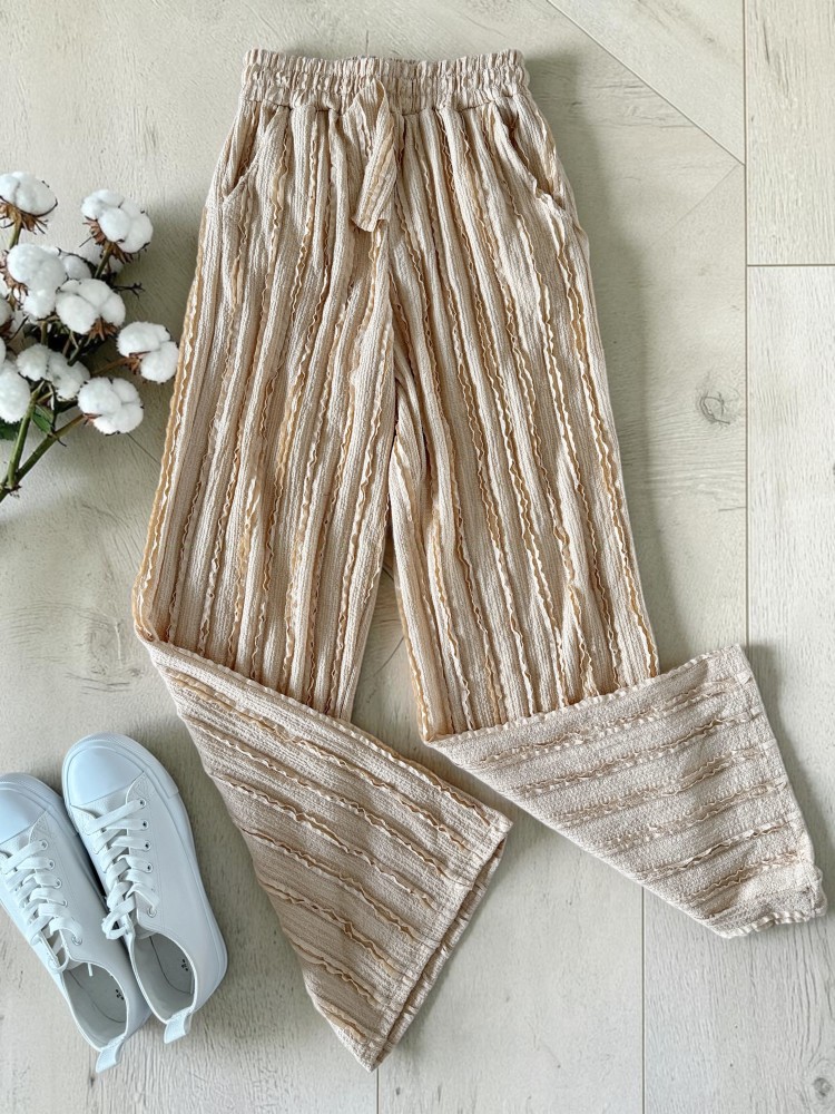 Pantaloni dama din bumbac bej cu aspect creponat foarte versatili