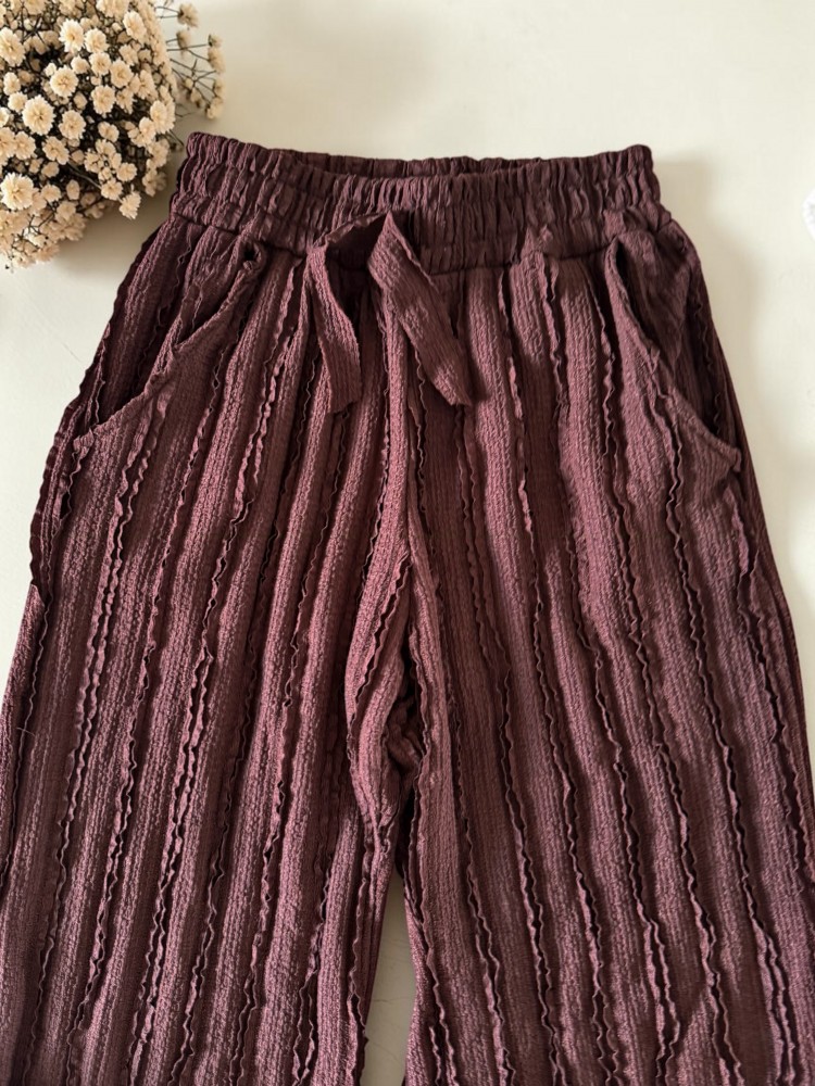 Pantaloni dama din bumbac maro cu aspect creponat foarte versatili