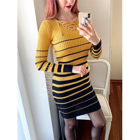 Rochie lunga ieftina din tricot galbena cu 1 dunga neagra cu snur la gat
