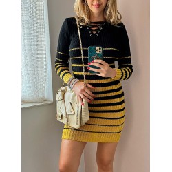 Rochie lunga ieftina din tricot neagra cu 1 dunga galbena cu snur la gat