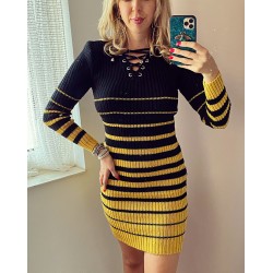 Rochie lunga ieftina din tricot neagra cu 1 dunga galbena cu snur la gat