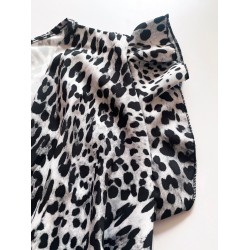 Rochie de zi scurta alba cu imprimeu animal print si volanase la manecute