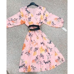 Rochie de vara ieftina midi roz cu menaci lungi si imprimeu floral si curea in talie