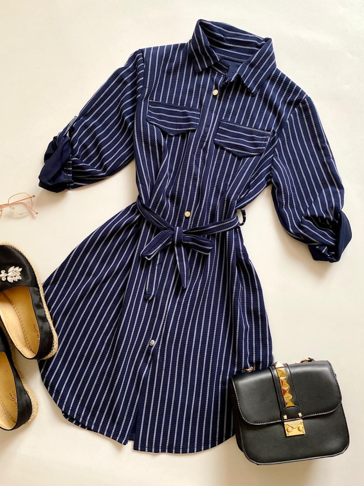 Rochie de zi ieftina bleumarin stil camasa cu imprimeu linii si accesoriu in talie