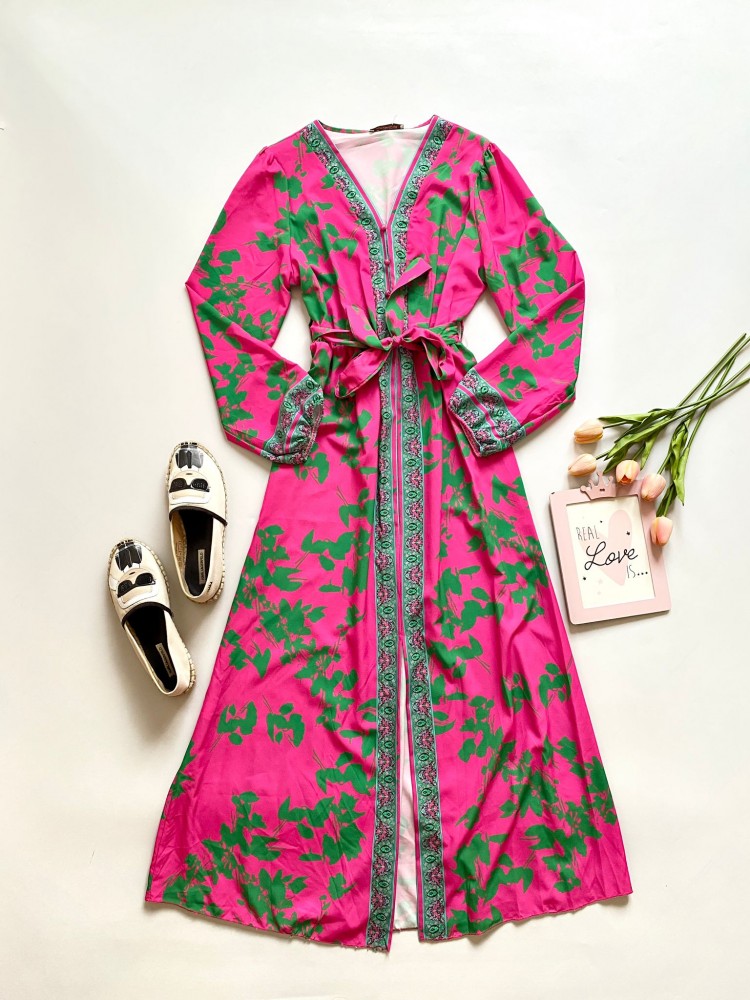 Rochie eleganta lunga roz cu imprimeu floral verde, maneci largi si cordon in talie