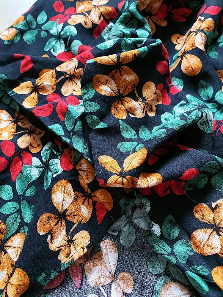 Rochie midi de vara neagra cu imprimeu flori - Eleganta si Casual