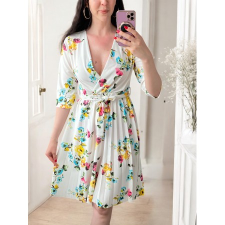 Rochie de zi dama ieftina alba, midi cu pliuri, decolteu in V si cordon in talie, imprimeu floral