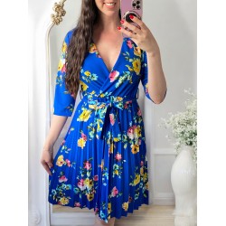 Rochie de zi dama ieftina albastra, midi cu pliuri, decolteu in V si cordon in talie, imprimeu floral