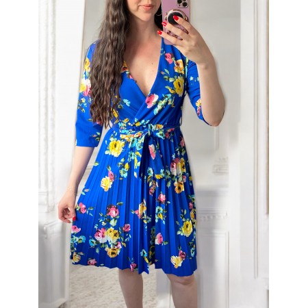 Rochie de zi dama ieftina albastra, midi cu pliuri, decolteu in V si cordon in talie, imprimeu floral