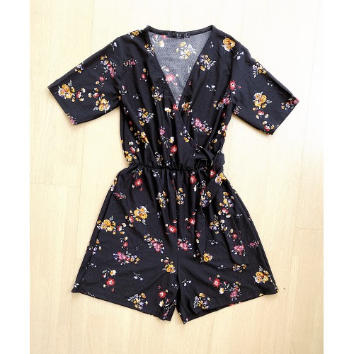 Salopeta dama scurta de vara neagra cu imprimeu floricele mici rosii