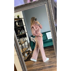 Trening dama superb roz din catifea cu pantaloni largi si bluza cu umeri bufanti
